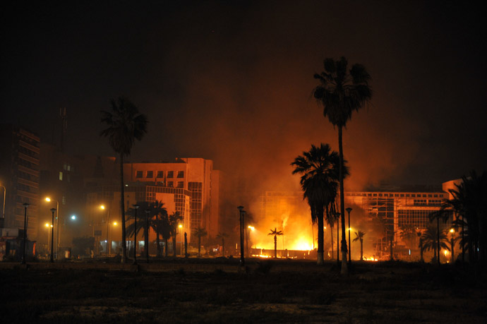 Flames light the sky as Egyptians protesters clash with security forces in Port Said late on March 3, 2013. (AFP Photo)