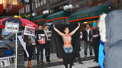 Topless FEMEN runs wild in Paris, cop rams into wall failing to catch activist (VIDEO)
