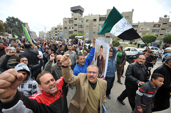 People shout slogans as they took the streets for the funeral of three people killed in overnight clashes with police on March 4, 2013 in the Egyptian canal city of Port Said. (AFP Photo)