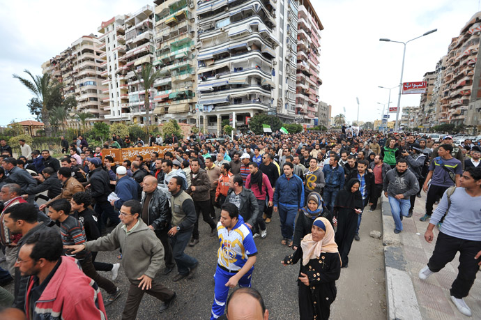 People carry a coffin during the funeral of three people killed in overnight clashes with police on March 4, 2013 in the Egyptian canal city of Port Said. (AFP Photo)