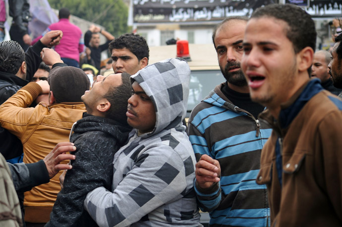 People mourn during the funeral of three people killed in overnight clashes with police on March 4, 2013 in the Egyptian canal city of Port Said. (AFP Photo)