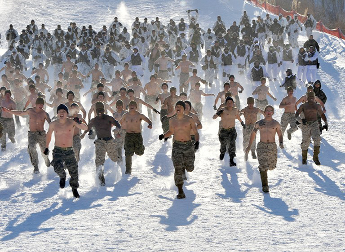 South Korean and US Marines run on a snowy hill during a joint winter drill in Pyeongchang, some 180 kilometers east of Seoul, on February 7, 2013. (AFP Photo / Jung Yeon-Je)