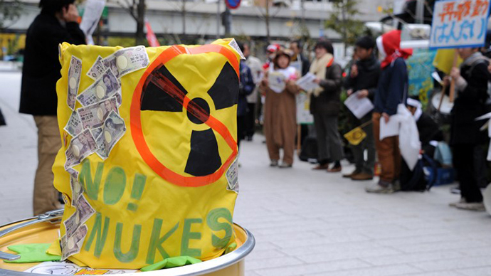 Some 30 protesters stage an anti-nuclear power plant demonstration outside the Keidanren (Japan Business Federation) headquarters in central Tokyo on December 2, 2012. (AFP Photo / Toshifumi Kitamura)