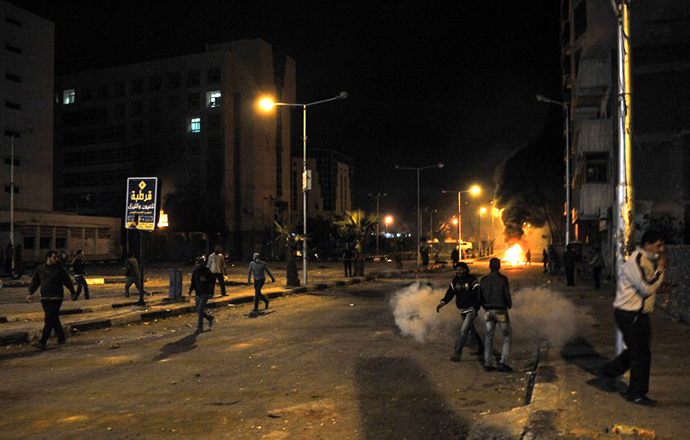 Egyptian protesters gather outside the main security headquarters in the canal city of Port Said early on March 5, 2013. (AFP Photo)