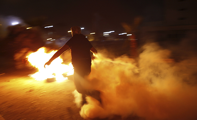 Protesters hurled petrol bombs and stones at police officers who responded by firing teargas. (Reuters / Amr Dalsh)
