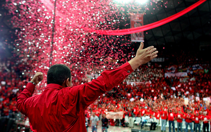 Venezuelan president Hugo Chavez waves 23 November, 2007 to his supporters during a rally in Caracas in support of the constitutional amendments promoted by him that will be voted in a referendum on 02 December (AFP Photo / Presidencia)