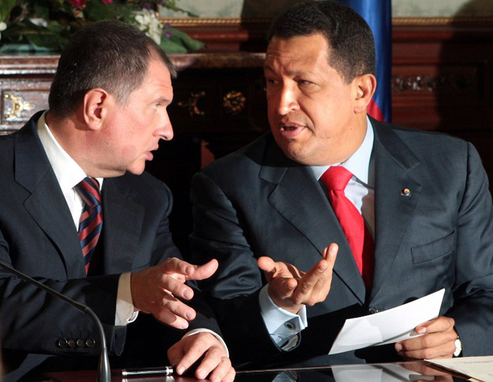 Venezuelan President Hugo Chavez while he chats with Russian Deputy Prime minister Igor Sechin at the Miraflores presidencial palace in Caracas on July 27, 2009. (AFP Photo / Presedencia)