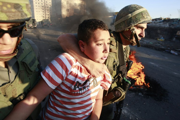 Israeli border policemen detain a Palestinian stone-throwing youth during clashes on October 5, 2009 in the east Jerusalem. (AFP Photo / Ahmad Gharabli)