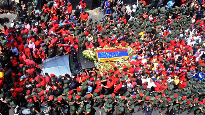 View of the hearse carrying the coffin of Venezuelan President Hugo Chavez while leaving the Military Hospital to the Military Academy, on March 6, 2013, in Caracas (AFP Photo / Luis Camocho)