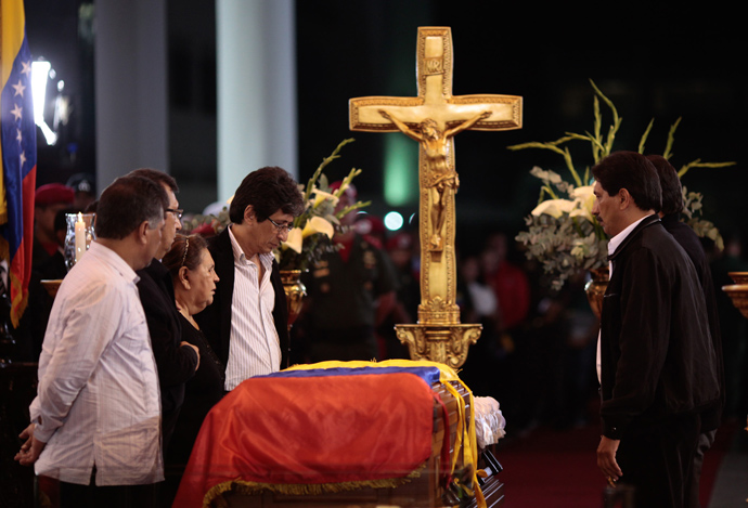 Hugo Chavez's close relatives stand next to the coffin of the late Venezuelan President Hugo Chavez at the Military Academy on March 6, 2013 in Caracas (AFP Photo / Presidencia
