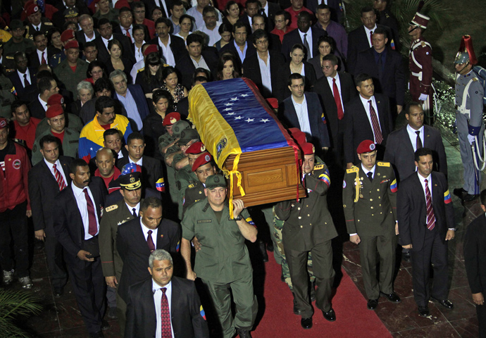 The coffin of the late Venezuelan President Hugo Chavez is carried to the Military Academy for his funeral on March 6, 2013 in Caracas (AFP Photo / Presidencia))