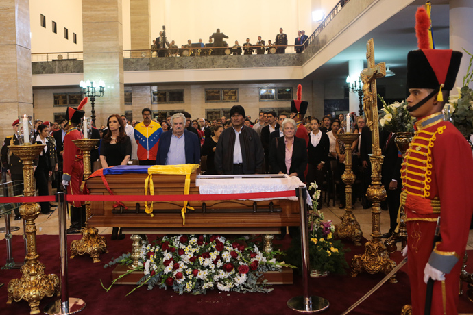 Argentinian President Cristina Fernandez (L), Uruguayan President Jose Mujica (C) and Bolivian President Evo Morales (R) stand next to the coffin of the late Venezuelan President Hugo Chavez at the Military Academy on March 6, 2013 in Caracas (AFP Photo / Presidencia))