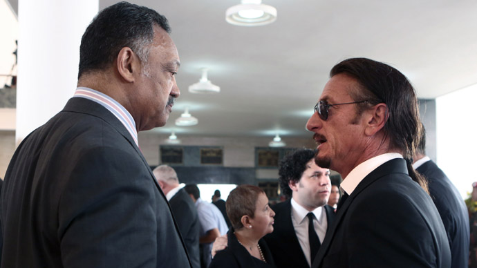 Handout picture released by the Venezuelan presidency showing US Reverend Jesse Jackson (L) talking with US Actor and filmmaker Sean Penn during the funeral of Venezuelan President Hugo Chavez, in Caracas, on March 8, 2013. (AFP Photo/Presidencia/Miguel Angel Angulo)