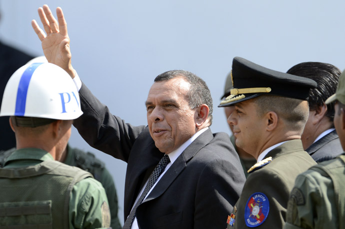 Honduran President Porfirio Lobo waves as he arrives to pay his respects to deceased Venezuelan President Hugo Chavez, in Caracas, on March 8, 2013. (AFP Photo/Juan Barreto)