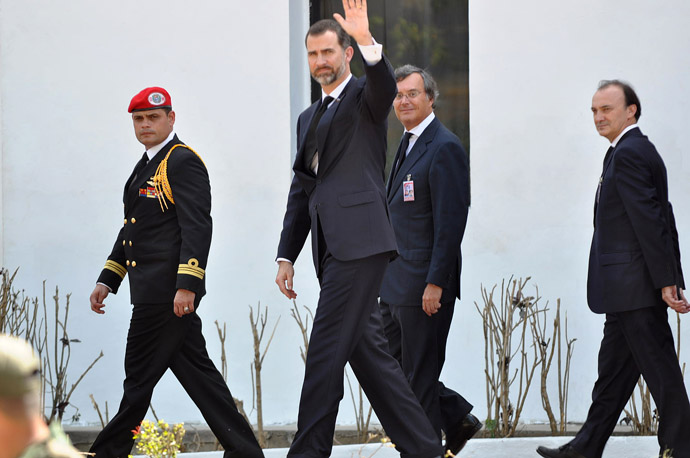 Spanish Prince Felipe de Borbon waves as he arrives to pay his respects to deceased Venezuelan President Hugo Chavez, in Caracas, on March 8, 2013. (AFP Photo/Luis Camacho) 