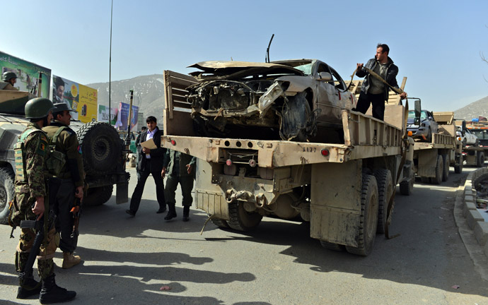 Afghanistan National Army (ANA) soldiers try to remove a destroyed car at the site of a sucide attack next to the ministry of defence main gate in Kabul on March 9, 2013. (AFP Photo/Massoud Hossaini)