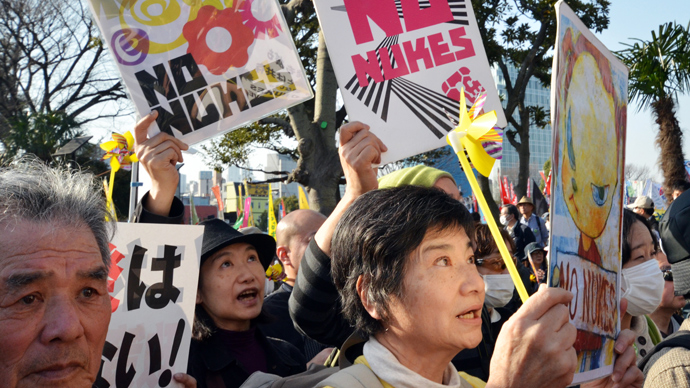 Civic group members hold placards as they attend a demonstration after an anti nuclear rally in Tokyo on March 9, 2013 (AFP Photo / Yoshikazu Tsuno)