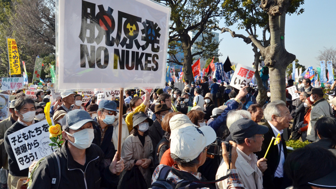 Civic group members hold placards as they attend a demonstration after an anti nuclear rally in Tokyo on March 9, 2013 (AFP Photo / Yoshikazu Tsuno)