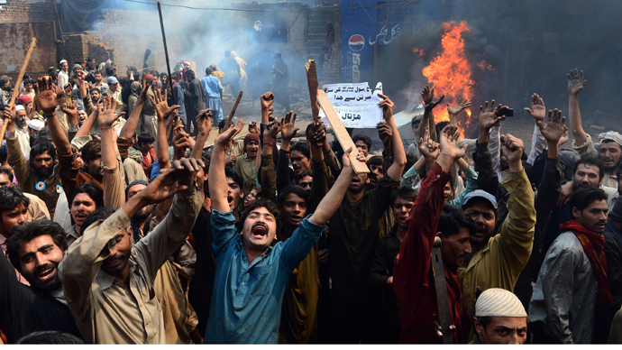 Angry Pakistani demonstrators shout slogans during a protest over alleged blasphemous remarks by a Christian in a Christian neighborhood in Badami Bagh area of Lahore on March 9, 2013 (AFP Photo / Arif Ali)