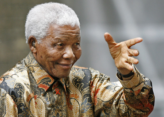 A file photo taken on August 28, 2007 shows former South African President Nelson Mandela waving to the media as he arrives outside 10 Downing Street in central London for a meeting with then British Prime Minister Gordon Brown. (AFP Photo)