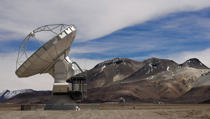 View of a Radio telescope antennas of the ALMA ( Atacama Large Millimeter/submillimeter Array) project, in the Chajnantor plateau, Atacama desert, some 1500 km north of Santiago, on March 12,2013 (AFP Photo / Martin Bernetti)