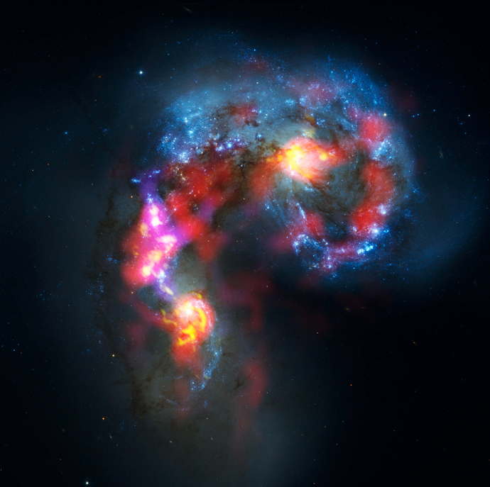 An image taken by ALMA during the early testing stage shows the Antennae Galaxies Collision. Credit: ALMA (ESO/NAOJ/NRAO). Visible light image: the NASA/ESA Hubble Space Telescope 
