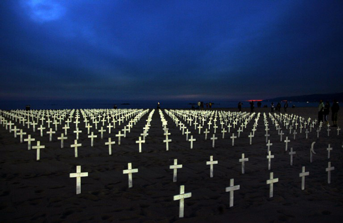 A view of crosses marking soldiers lost during the war in Iraq is seen at Arlington West on Santa Monica Beach, California, 25 November 2007. (AFP Photo / Gabriel Bouys)