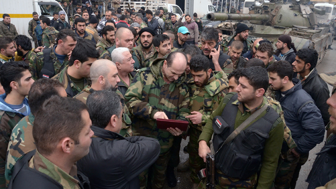 Syrian government forces are briefed before their deployment in the streets of Syria's second city Aleppo (AFP Photo / STR)