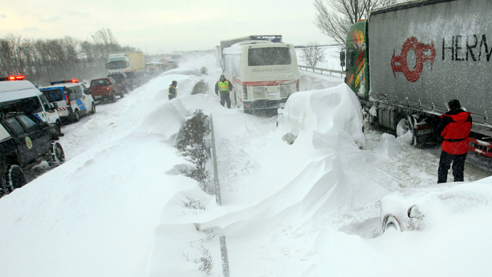 Vehicles are seen at the M1 highway, 80 km west of Budapest, March 15, 2013 (Reuters / Laszlo Balogh)