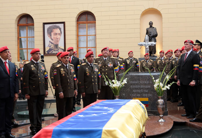  Handout picture released by the Venezuelan presidency showing members of the presidential Honour Guard surrounding the coffin with the remains of late Venezuelan President Hugo Chavez at a temporary resting place at the former "4 de Febrero" barracks -- a barracks-turned-museum that the former paratrooper had used as his headquarters during a failed 1992 coup attempt -- in Caracas, on March 15, 2013.(AFP Photo / Presidencia)