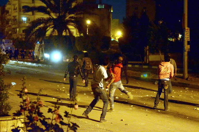 Egyptian protesters clash with riot police in front of the Muslim brotherhood headquarters in Cairo on March 17, 2013. (AFP Photo)