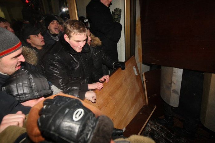 Protesters try to storm into the Belarus government building during an opposition rally in Minsk early on December 20, 2010. (AFP Photo / Alexey Gromov)