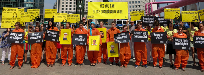 Activists of Amnesty International stage a protest in Berlin's Potsdamer Platz against U.S. military prison at Guantanamo Bay during U.S. President Barack Obama's visit to Berlin, June 19, 2013 (Reuters / Christian Ruettger)