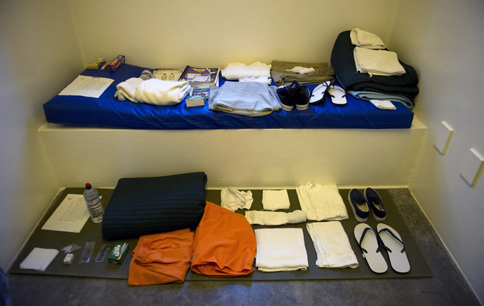 This image reviewed by the US military shows the standard items issued to a detainee in the "Camp Five" detention facility of the Joint Detention Group at the US Naval Station in Guantanamo Bay, Cuba, January 19, 2012. (AFP Photo)