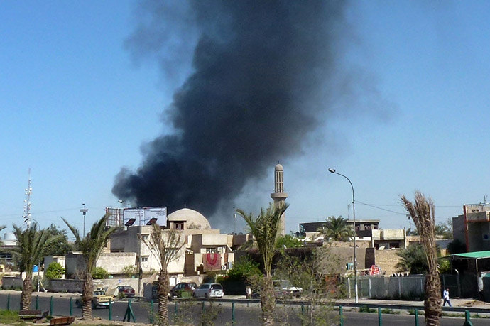 Smoke billows from the site of a blast in the Iraqi capital Baghdad on March 19, 2013. (AFP Photo)