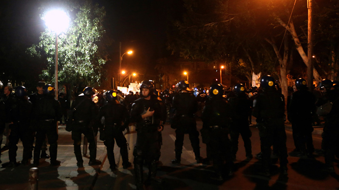 Cypriot police faces demonstrators during a protest outside the Parliament on March 21, 2013 in Nicosia (AFP Photo / Patrick Baz)