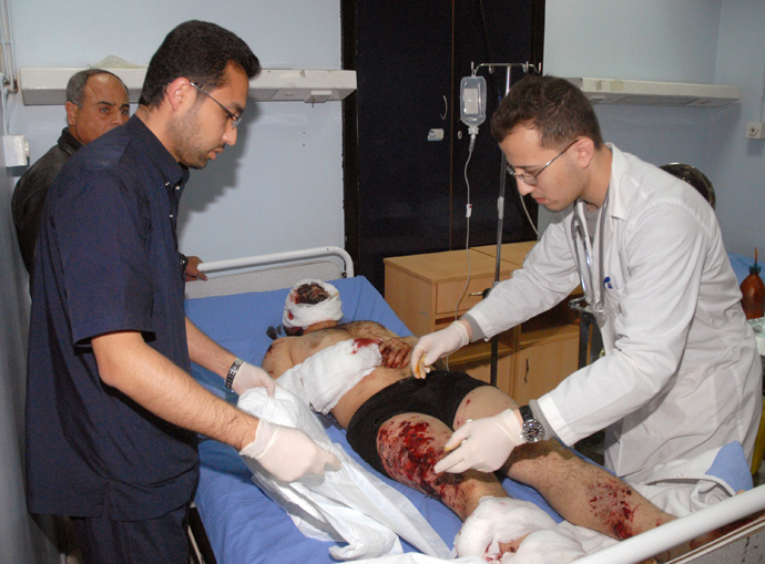 An image made available by the Syrian Arab News Agency (SANA) on March 21, 2013 shows a man being treated after he was injured in a suicide attack at the Iman Mosque in the Mazraa neighbourhood of the Syrian capital Damas on March 21, 2013 (AFP Photo / SANA)