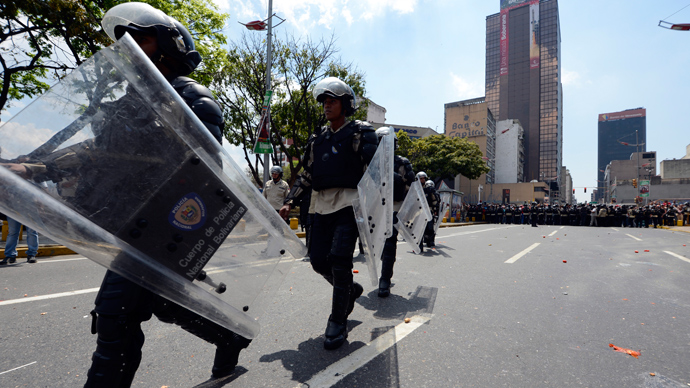 Police in riot gear deploy in downtown Caracas on March 21, 2013 during a demonstration of opposition students demanding to the National Electoral Council (CNE) transparency during the presidential elections next February 14 (AFP Photo / Juan Barreto)