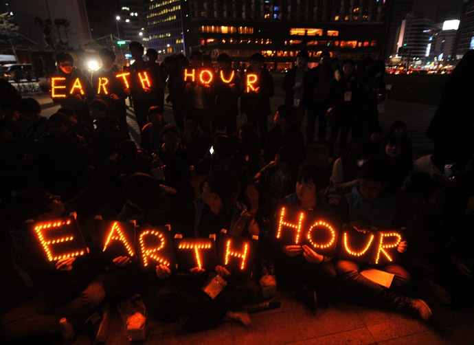 South Korean students hold Earth Hour LED displays during the 7th annual Earth Hour global warming campaign in Seoul on March 23, 2013. (AFP Photo)