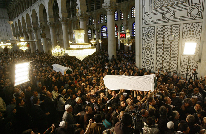 The coffins of Sunni Muslim cleric Mohamed Saeed al-Bouti and his grandson Ahmed al-Bouti, who both died in a suicide bomb attack, are carried during their funeral ceremony on March 23, 2013 at the Omayyad mosque in Damascus, Syria. (AFP Photo)