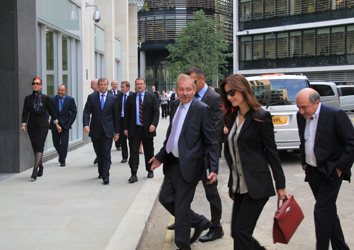 Entrepreneurs Roman Abramovich (second left) and Boris Berezovsky (right) heading for the High Court of London to attend the lawsuit brought by B.Berezovsky against R.Abramovich on October 3, 2011. (RIA Novosti / Elena Pakhomova)