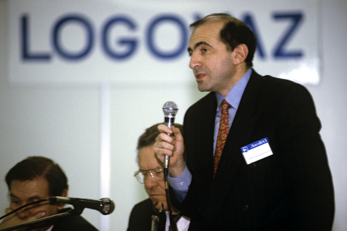 LogoVAZ director general Boris Berezovsky before the opening of the LogoVAZ-Manezh 93 Moscow International Auto Show, 1992. (RIA Novosti / Boris Babanov)