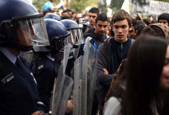 Cypriot riot police stand guard outside the European Union House as college students gather for a protest in Nicosia against a bailout for the financially crippled island on March 26, 2013.(AFP Photo / Patrick Baz)