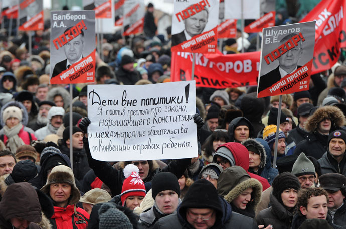 Participants attend the rally against the law that bans the adoption of Russian children by U.S. citizens.(RIA Novosti / Alexander Vilf)