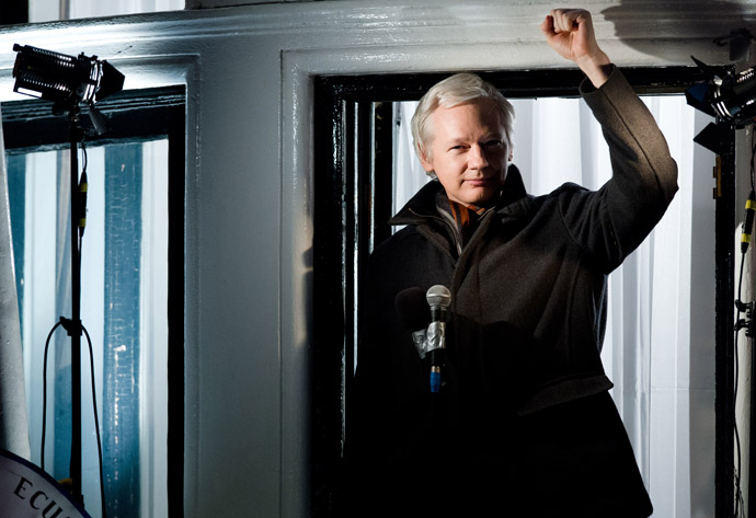 Wikileaks founder Julian Assange gestures as he addresses members of the media and supporters from the window of the Ecuadorian embassy in Knightsbridge, west London on December 20, 2012. (AFP Photo)