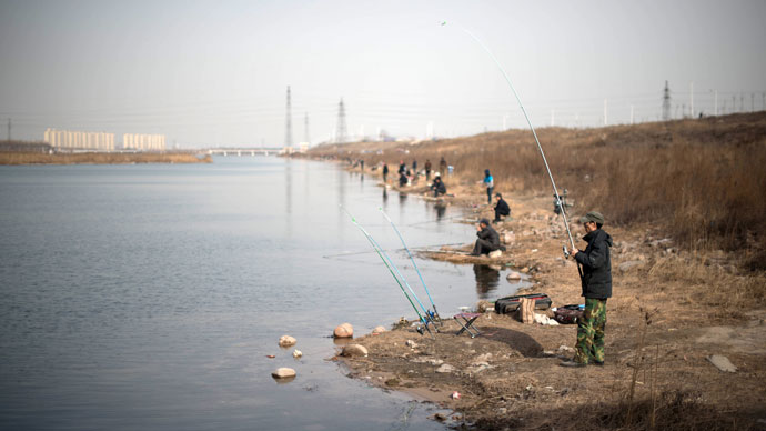 Fishermen stand on the bank of an artificial river in Xingtai, southern Hebei province, south of Beijin.(AFP Photo / Ed Jones)