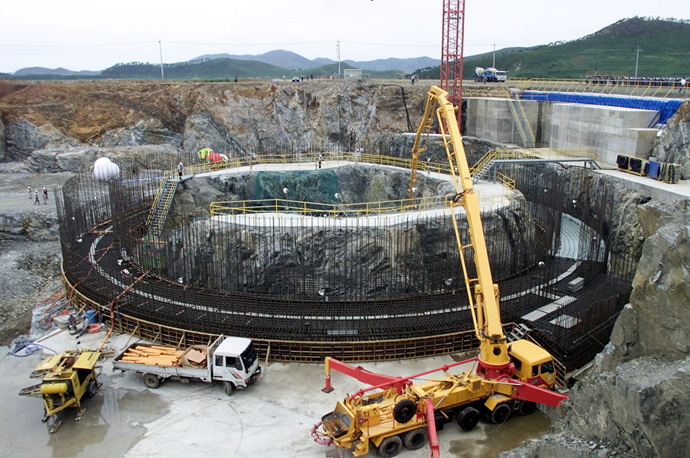 Workers construct a nuclear reactor in the North Korean village of Kumho in this file photo taken August 7, 2002. (Reuters)