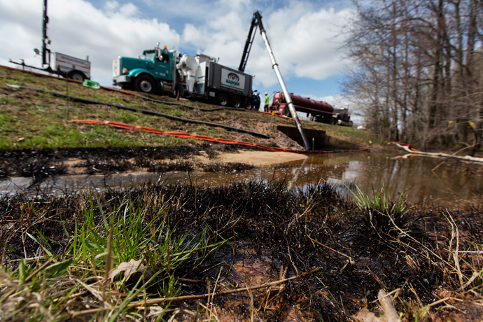 Emergency crews work to clean up an oil spill near Interstate 40 in Mayflower, Arkansas March 31, 2013 (Reuters / Jacob Slaton)