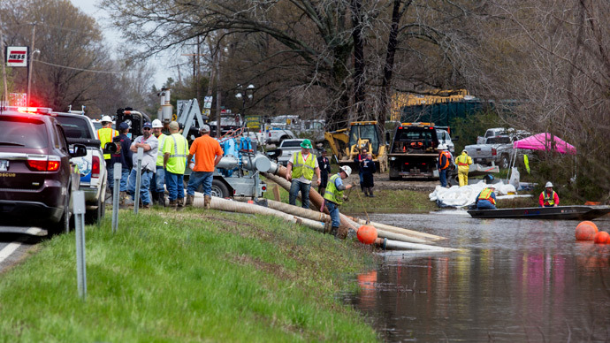 Emergency crews work to clean up an oil spill near Interstate 40 in Mayflower, Arkansas March 31, 2013 (Reuters / Jacob Slaton)