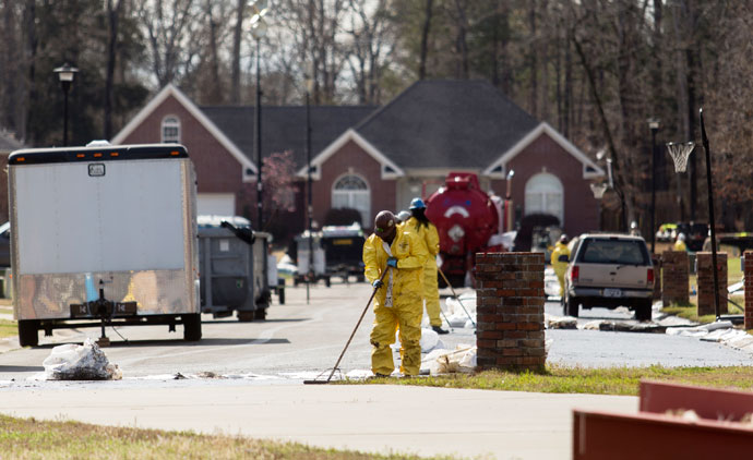 Emergency crews work to clean up an oil spill in front of evacuated homes on Starlite Road in Mayflower, Arkansas March 31, 2013.(Reuters / Jacob Slaton)